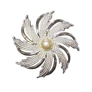 Sarah Coventry Vintage Flower Brooch Faux‎ Pearl Center Silver Tone Pin